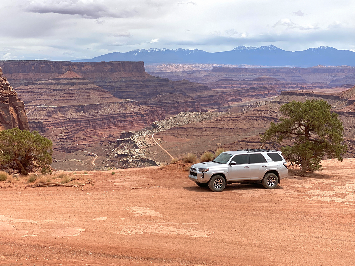toyota_car_in_desert